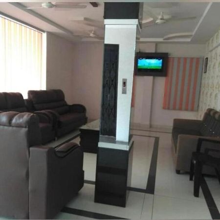 Oyo Flagship 80855 Hotel R Grand Vijayawāda Exteriör bild
